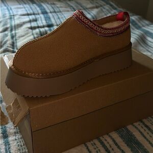 Platform Slip-On Shoe in Tan with Red Trim SIZE: 41